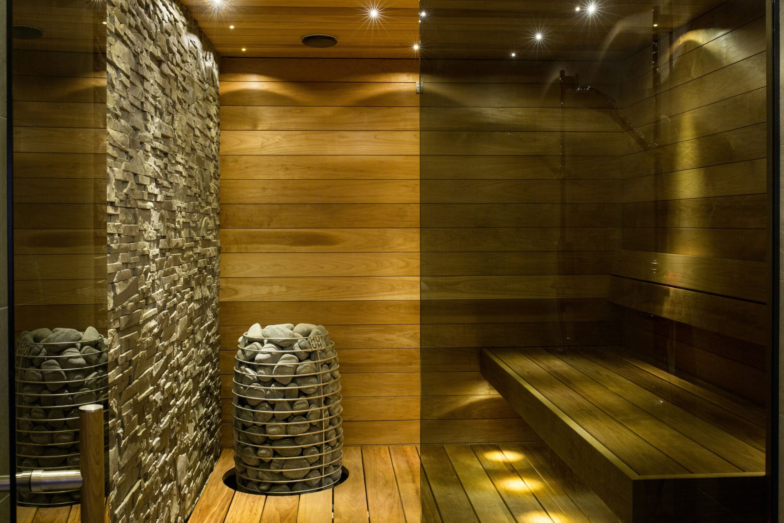 Image of a steam room with tiled walls and thick mist, depicting a 100% humidity environment for relaxation and respiratory benefits.